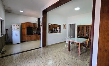 Excelente Propiedad, 5 Ambientes, Gran Terreno Con Pileta, Parrilla Y Quincho