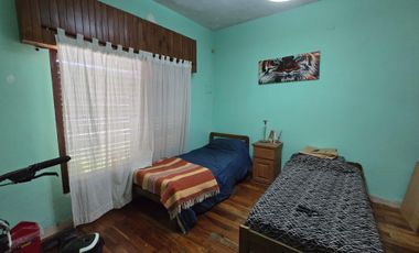 Excelente Propiedad, 5 Ambientes, Gran Terreno Con Pileta, Parrilla Y Quincho