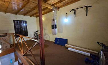 Excelente Propiedad, 5 Ambientes, Gran Terreno Con Pileta, Parrilla Y Quincho