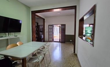 Excelente Propiedad, 5 Ambientes, Gran Terreno Con Pileta, Parrilla Y Quincho
