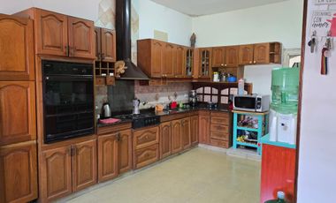 Excelente Propiedad, 5 Ambientes, Gran Terreno Con Pileta, Parrilla Y Quincho