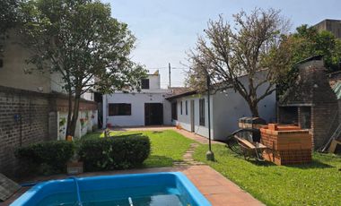 Excelente Propiedad, 5 Ambientes, Gran Terreno Con Pileta, Parrilla Y Quincho