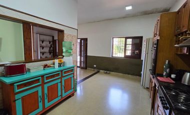 Excelente Propiedad, 5 Ambientes, Gran Terreno Con Pileta, Parrilla Y Quincho