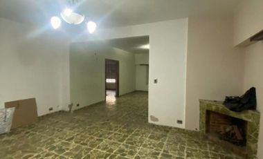 CASA DE 6 AMBIENTES EN ALQUILER - MORON NORTE