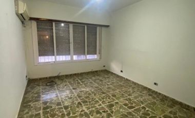 CASA DE 6 AMBIENTES EN ALQUILER - MORON NORTE