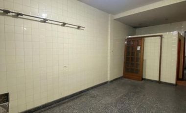 CASA DE 6 AMBIENTES EN ALQUILER - MORON NORTE