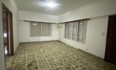 CASA DE 6 AMBIENTES EN ALQUILER - MORON NORTE