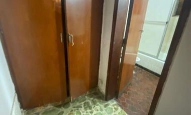 CASA DE 6 AMBIENTES EN ALQUILER - MORON NORTE