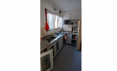 VENDO CASA DE 4 AMBIENTES CON PATIO MÁS LOCAL