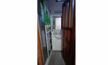 VENDO CASA DE 4 AMBIENTES CON PATIO MÁS LOCAL