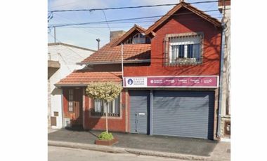 VENDO CASA DE 4 AMBIENTES CON PATIO MÁS LOCAL