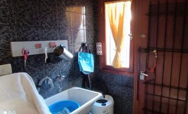 VENDO CASA DE 4 AMBIENTES CON PATIO MÁS LOCAL
