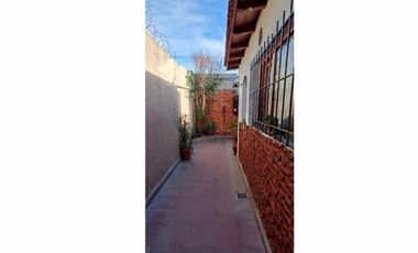 VENDO CASA DE 4 AMBIENTES CON PATIO MÁS LOCAL