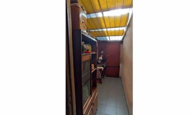 VENDO CASA DE 4 AMBIENTES CON PATIO MÁS LOCAL