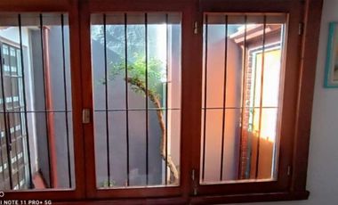 VENDO CASA DE 4 AMBIENTES CON PATIO MÁS LOCAL