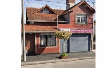 VENDO CASA DE 4 AMBIENTES CON PATIO MÁS LOCAL