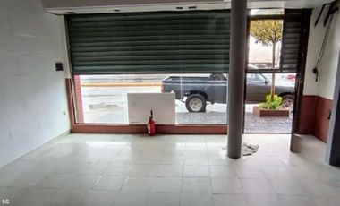 VENDO CASA DE 4 AMBIENTES CON PATIO MÁS LOCAL