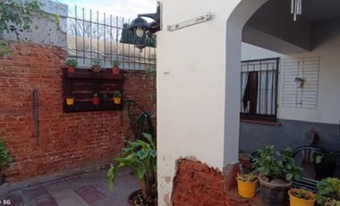 VENDO CASA DE 4 AMBIENTES CON PATIO MÁS LOCAL