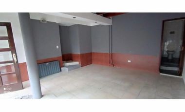 VENDO CASA DE 4 AMBIENTES CON PATIO MÁS LOCAL