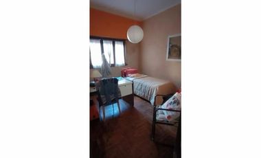 VENDO CASA DE 4 AMBIENTES CON PATIO MÁS LOCAL