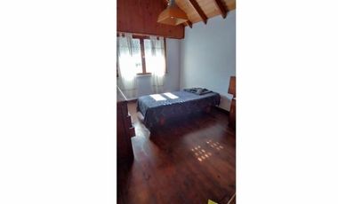 VENDO CASA DE 4 AMBIENTES CON PATIO MÁS LOCAL