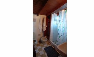 VENDO CASA DE 4 AMBIENTES CON PATIO MÁS LOCAL