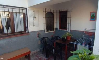 VENDO CASA DE 4 AMBIENTES CON PATIO MÁS LOCAL