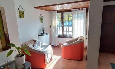 VENDO CASA DE 4 AMBIENTES CON PATIO MÁS LOCAL