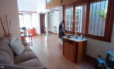 VENDO CASA DE 4 AMBIENTES CON PATIO MÁS LOCAL
