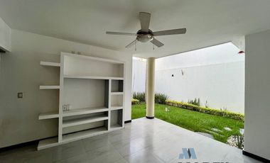 Casa en Venta en Esmeralda Norte Colima con Páneles Solares junto a Jardín!