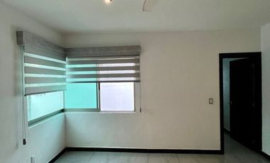 Casa en Venta en Esmeralda Norte Colima con Páneles Solares junto a Jardín!