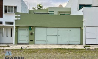 Casa en Venta en Esmeralda Norte Colima con Páneles Solares junto a Jardín!