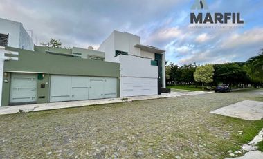 Casa en Venta en Esmeralda Norte Colima con Páneles Solares junto a Jardín!