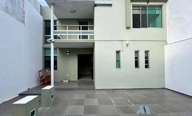 Casa en Venta en Esmeralda Norte Colima con Páneles Solares junto a Jardín!