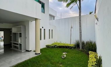 Casa en Venta en Esmeralda Norte Colima con Páneles Solares junto a Jardín!