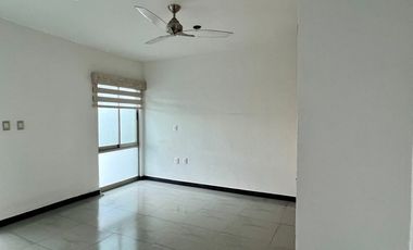Casa en Venta en Esmeralda Norte Colima con Páneles Solares junto a Jardín!