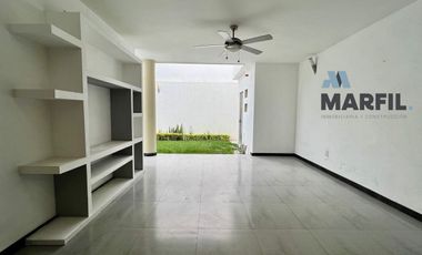 Casa en Venta en Esmeralda Norte Colima con Páneles Solares junto a Jardín!