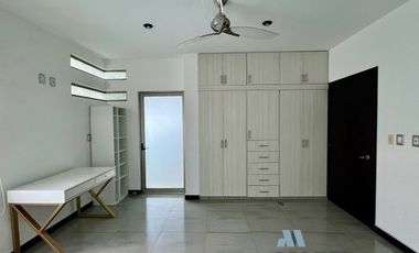 Casa en Venta en Esmeralda Norte Colima con Páneles Solares junto a Jardín!