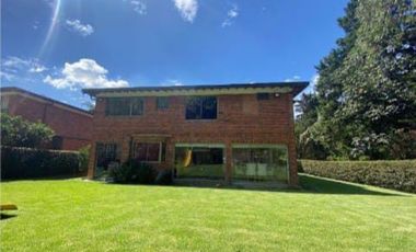 EN VENTA CASA DE DOS NIVELES SECTOR LOMA DEL ZORRO EN EL POBLADO