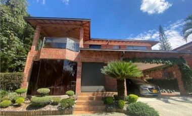 EN VENTA CASA DE DOS NIVELES SECTOR LOMA DEL ZORRO EN EL POBLADO