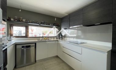 CASA MEDITERRANEA EN CONDOMINIO CERCANO COLEGIO SAN ANSELMO