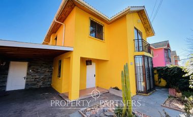 Santa Cruz, Casa en Barrio Residencial