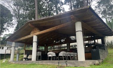 CASA EN VENTA EN AVNDARO, VALLE DE BRAVO