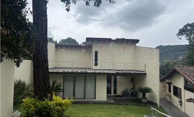 CASA EN VENTA EN AVNDARO, VALLE DE BRAVO