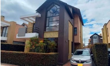 HERMOSA CASA EN VENTA EN CAJICA MUY CENTRAL