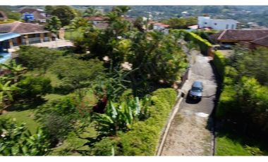 Lote en un condominio rodeado de hermosas casas, tranquilidad y el descanso.