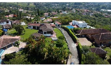 Lote en un condominio rodeado de hermosas casas, tranquilidad y el descanso.