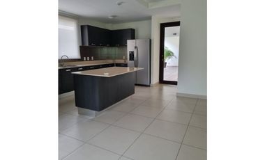 SE ALQUILA APARTAMENTO EN HOWARD