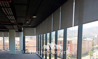 Oficina en Arriendo en La Dehesa central. Frente a Portal. Semi-habilitada