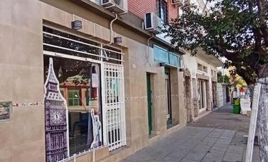 Casa en venta - 3 Dormitorios 1 Baño - Local - 186Mts2 - Ramos Mejía